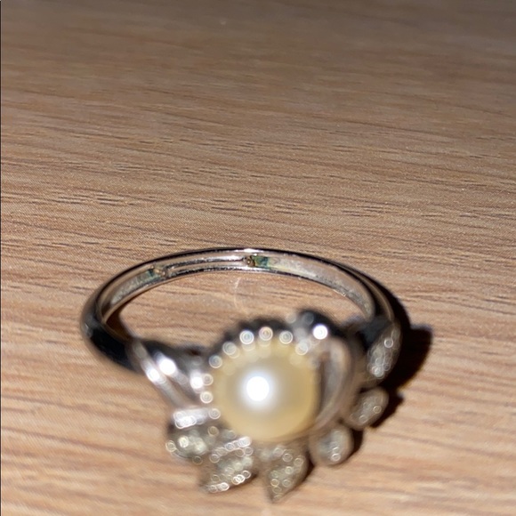 Vintage Avon Pearl Rhinestone Ring - Picture 6 of 7
